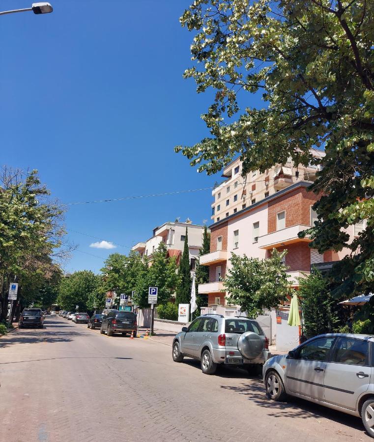 Spacious Family-Friendly Apartment In The Heart Of Bllok Tirana Esterno foto